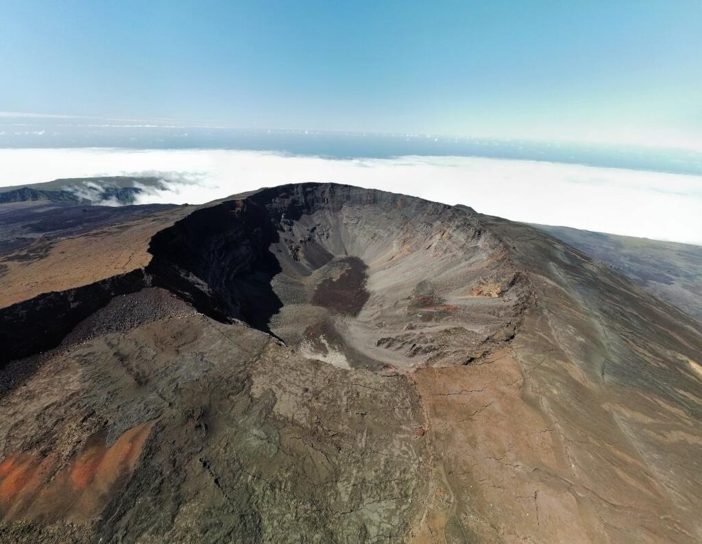 randonnees-volcaniques-piton-de-la-fournaise-ascension-guidee-du-piton-de-la-fournaise_Rando-Volcan.com Vincent drone (1)