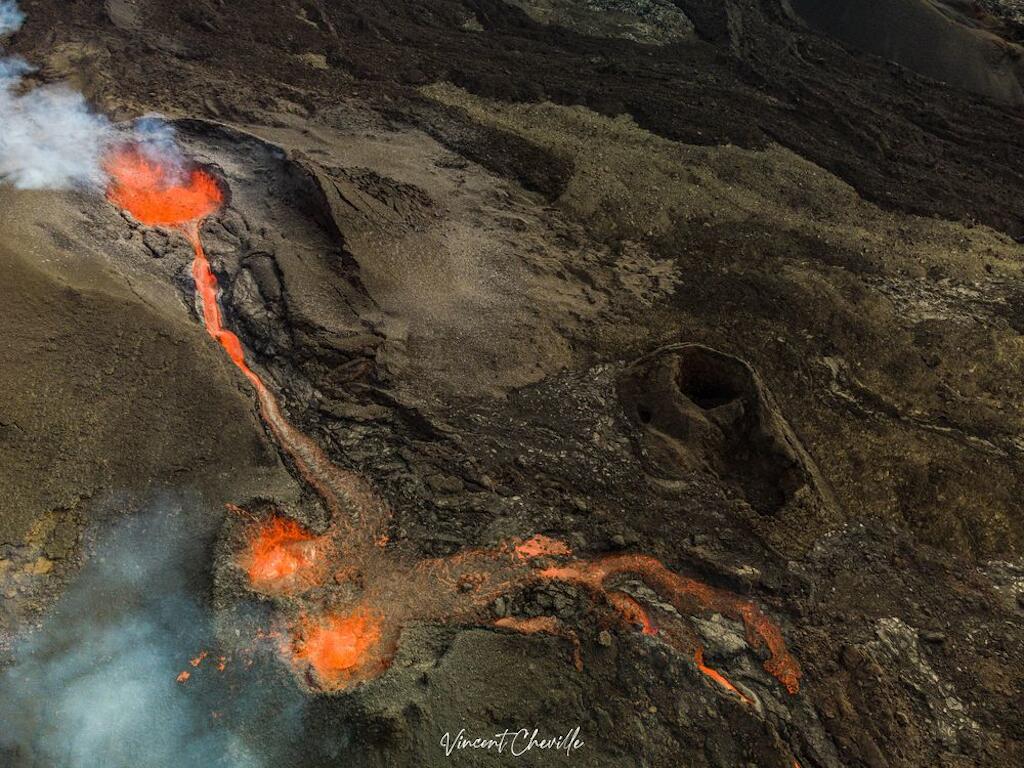 randonnees-volcaniques-piton-de-la-fournaise-ascension-guidee-du-piton-de-la-fournaise_Tunnels de lave Réunion Rando-Volcan (23)