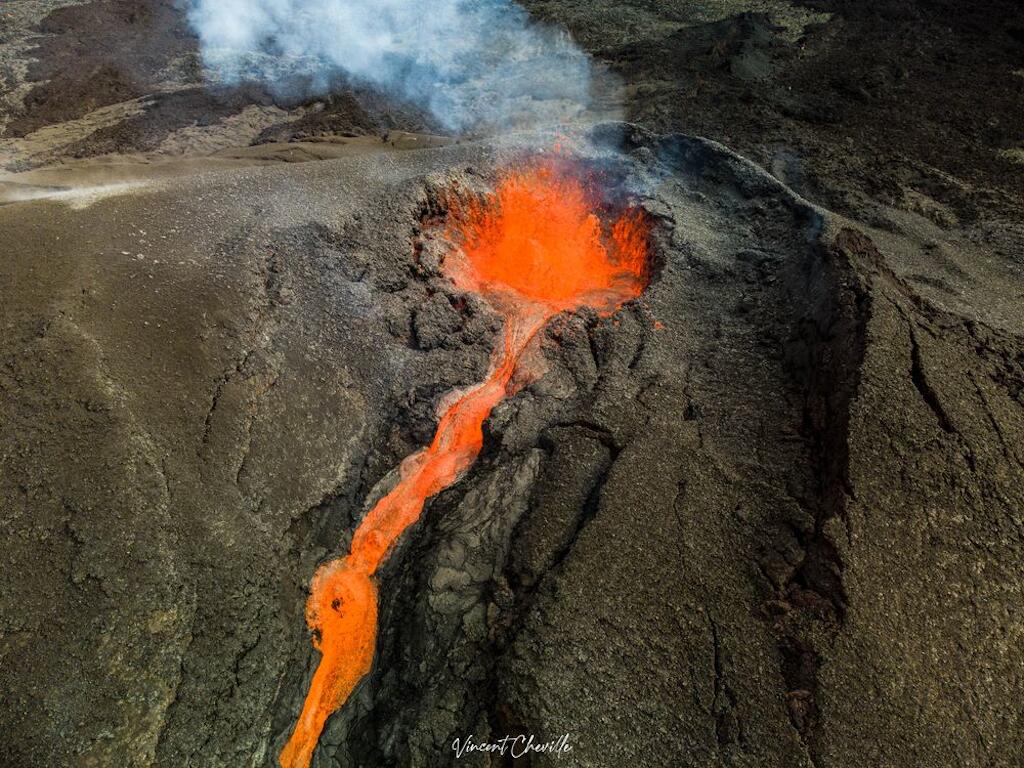 randonnees-volcaniques-piton-de-la-fournaise-ascension-guidee-du-piton-de-la-fournaise_Tunnels de lave Réunion Rando-Volcan (24)