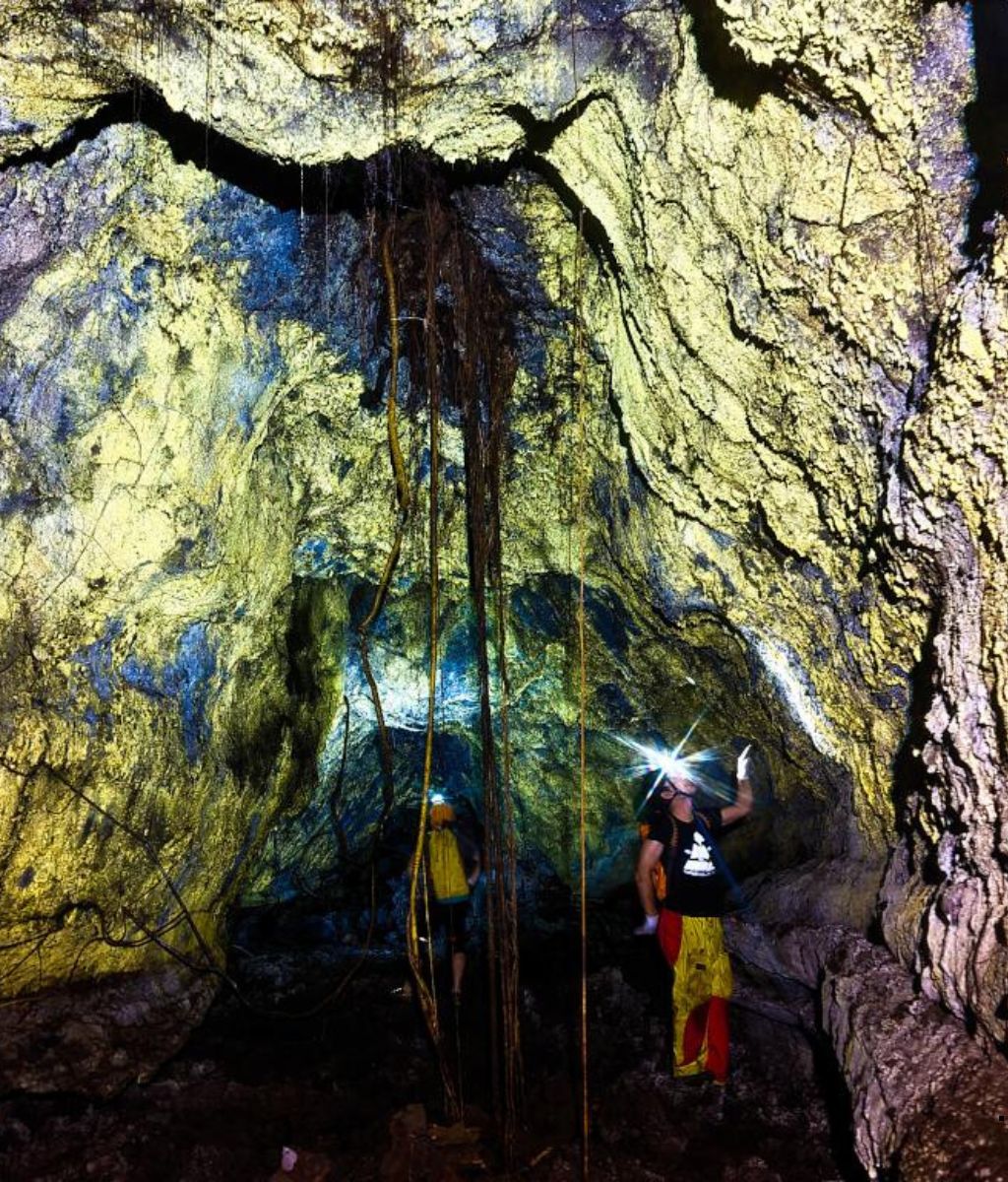 tunnels-de-lave-la-reunion-rando-volcan-piton-de-la-fournaise_Tunnels-de-lave-Citron-Galet-Saint-Ph…