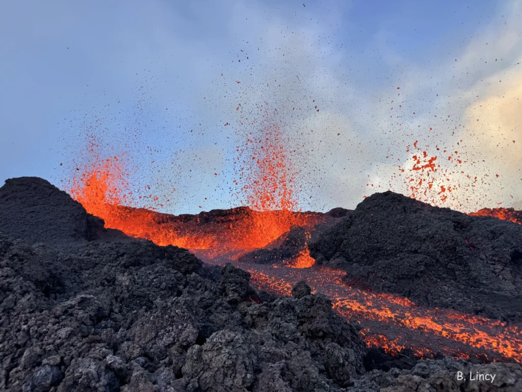 Fontaines de lave et coulées de lave éruption 2026 Piton de la Fournaise