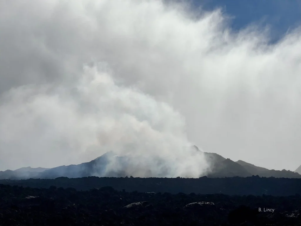 Fontaines de lave et coulées de lave éruption 2026 Piton de la Fournaise