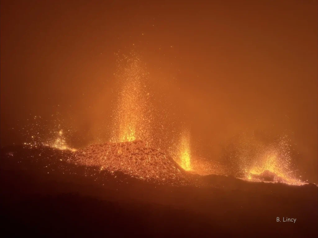 Fontaines de lave et coulées de lave éruption 2026 Piton de la Fournaise