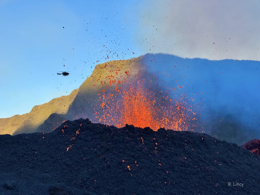 Fontaines de lave et coulées de lave éruption 2026 Piton de la Fournaise