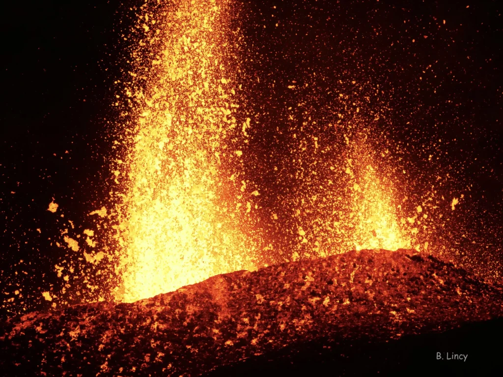 Fontaines de lave et coulées de lave éruption 2026 Piton de la Fournaise