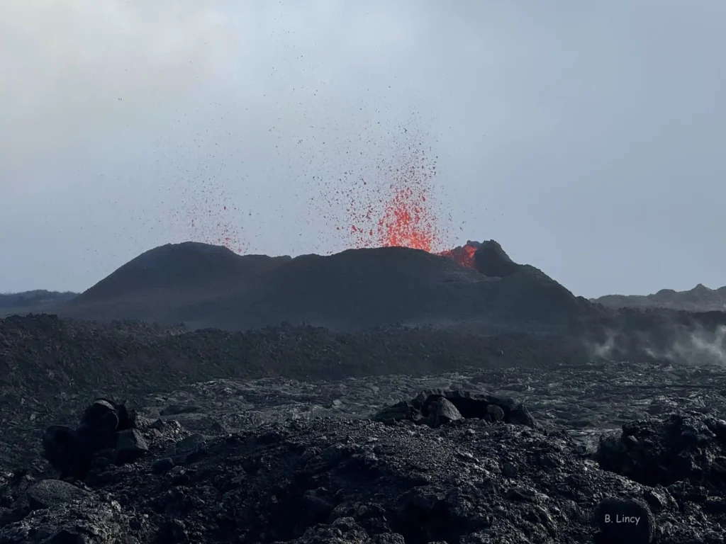 Fontaines de lave et coulées de lave éruption 2026 Piton de la Fournaise