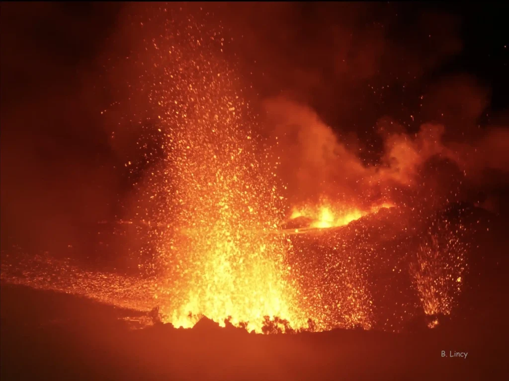 Fontaines de lave et coulées de lave éruption 2026 Piton de la Fournaise