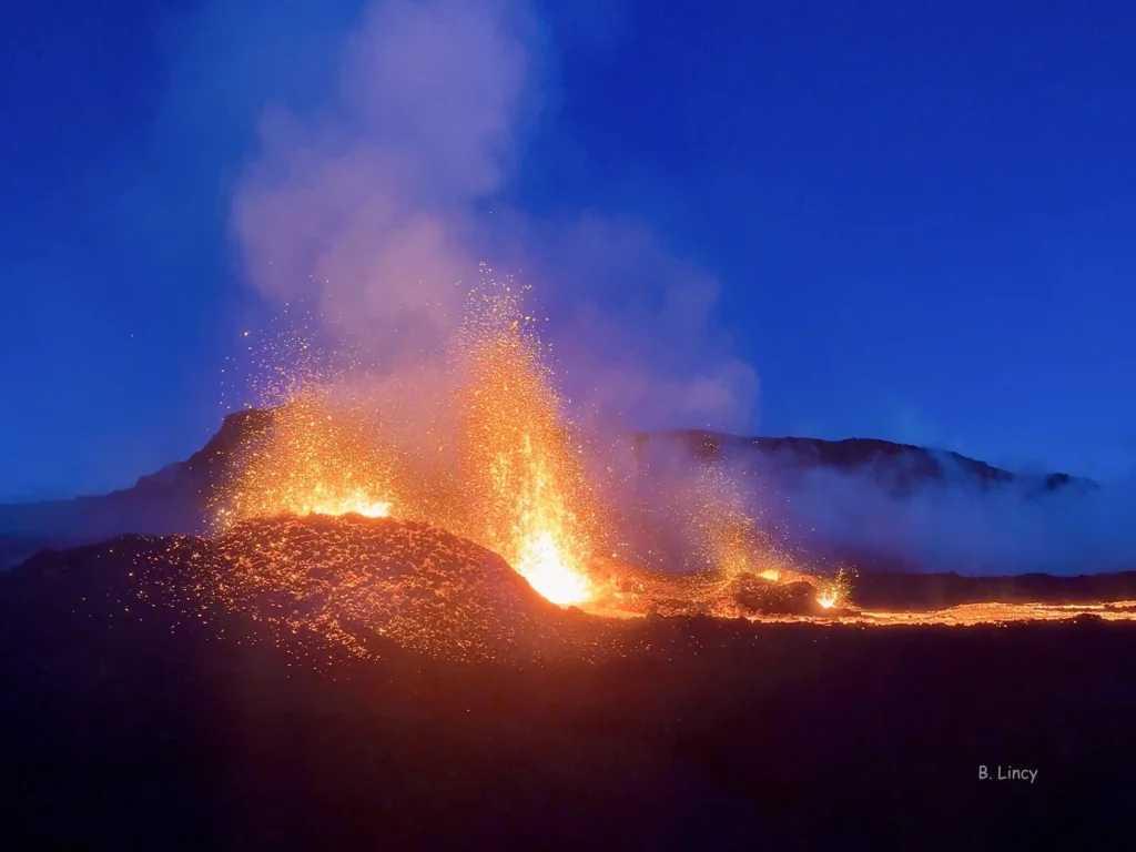 Fontaines de lave et coulées de lave éruption 2026 Piton de la Fournaise