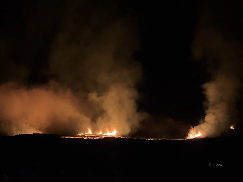 Fontaines de lave et coulées de lave éruption 2026 Piton de la Fournaise