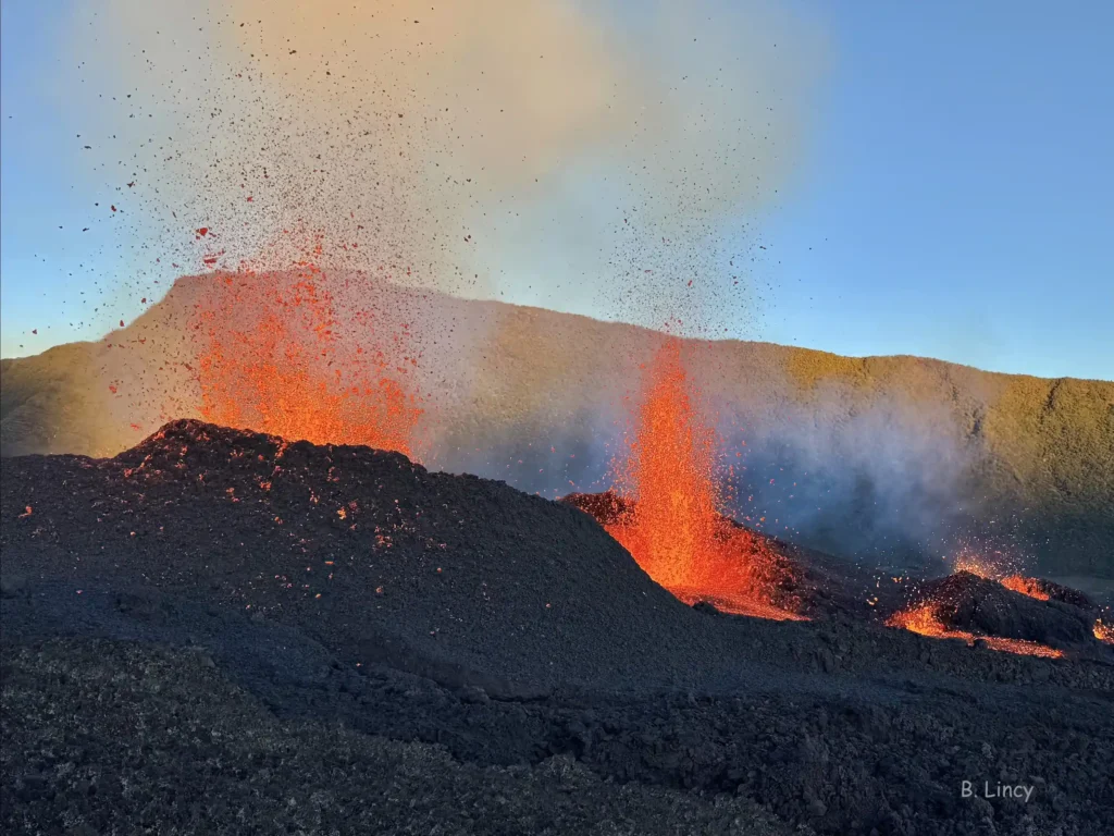 Fontaines de lave et coulées de lave éruption 2026 Piton de la Fournaise