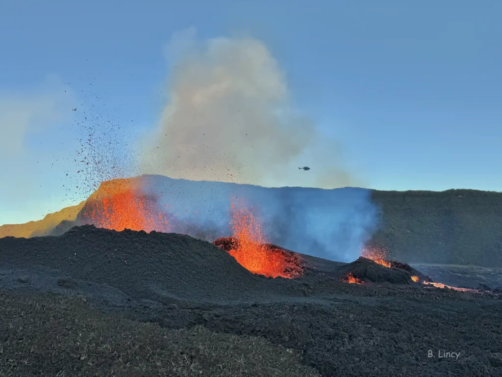 Fontaines de lave et coulées de lave éruption 2026 Piton de la Fournaise