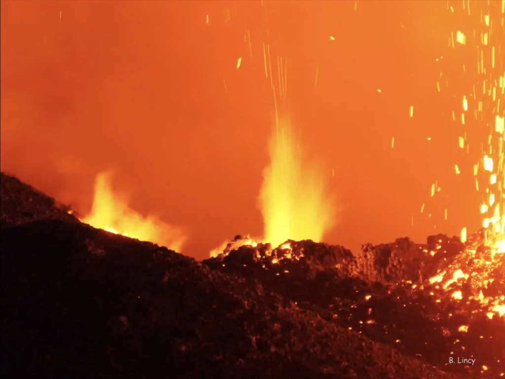 Fontaines de lave et coulées de lave éruption 2026 Piton de la Fournaise