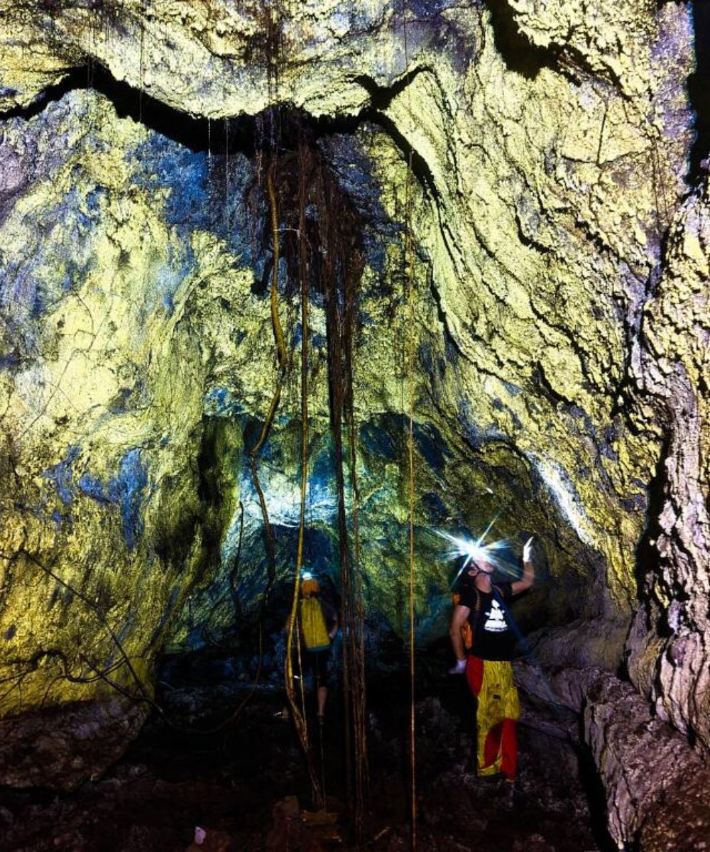 tunnels-de-lave-la-reunion-rando-volcan-piton-de-la-fournaise_Tunnels-de-lave-Citron-Galet-Saint-Ph…