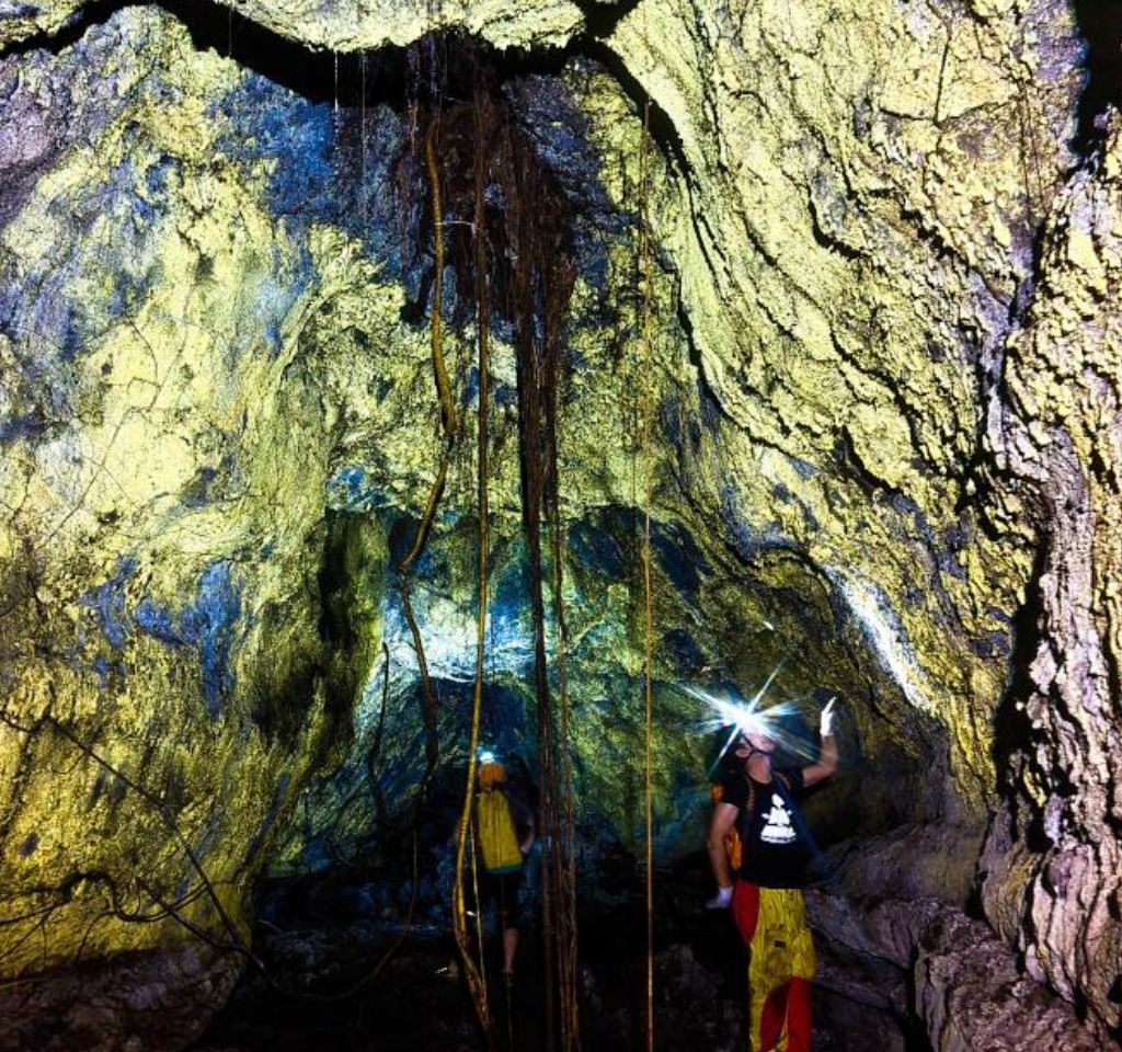 tunnels-de-lave-la-reunion-rando-volcan-piton-de-la-fournaise_Tunnels-de-lave-Citron-Galet-Saint-Ph…