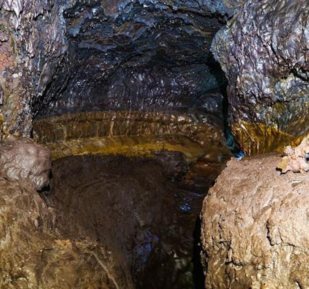 tunnels-de-lave-la-reunion-rando-volcan-piton-de-la-fournaise_Tunnels-de-lave-Reunion-Rando-Volcan-…